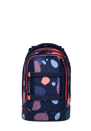 Zaino navy con motivi astratti in rosa e azzurro chiaro, dotato di più scomparti, spallacci regolabili e dettagli arancioni.