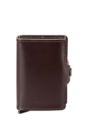 Kompakte dunkelbraune Lederbrieftasche mit sichtbarer Naht, geprägtem Markennamen Secrid und Metallknopfverschluss an der Seite.