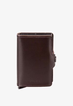 Kompakte dunkelbraune Lederbrieftasche mit sichtbarer Naht, geprägtem Markennamen Secrid und Metallknopfverschluss an der Seite.