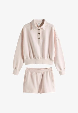 Hellrosa langärmeliges Sweatshirt mit Kragen und drei Knöpfen, kombiniert mit passenden Shorts mit elastischem Bund vor weißem Hintergrund.