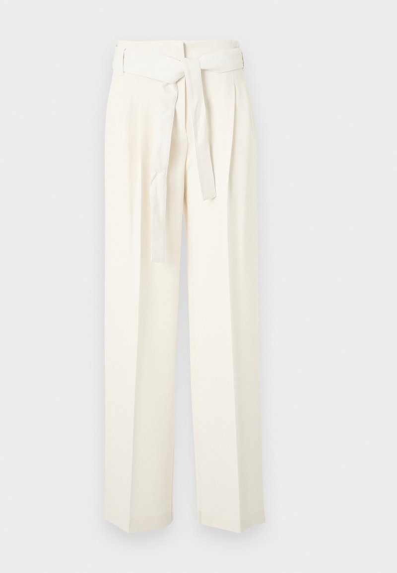 Crème-kleurige wijde broek met een ceintuur aan de taille. Gemaakt van zachte stof, met plooien en een gladde textuur zonder patronen.