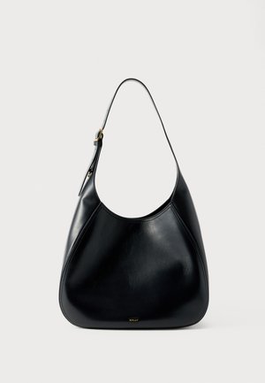 Czarna skórzana torebka na ramię o zaokrąglonym kształcie, z regulowanym paskiem, złotą sprzączką i małym złotym logo blisko podstawy.