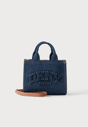 Mała niebieska torebka z denimu z krótkimi uchwytami, brązowym paskiem skórzanym i wypukłym logo "DKNY New York" z przodu.