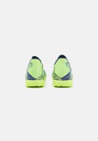 Puma FUTURE 7 PLAY TT - Scarpe da calcio per terreni sintetici - gray skies/elektro purple/fizzy apple/white