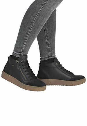 Baskets montantes noires avec une finition en cuir texturé, présentant une fermeture éclair latérale, un devant à lacets et une semelle en caoutchouc gomme contrastante.