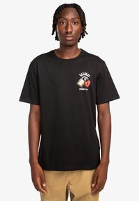 Zwarte katoenen t-shirt met een voorzijde graphic van een hangslot en een hart. Ronde halslijn, korte mouwen en een relaxte pasvorm.