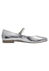 Chaussure plate Mary Jane métallique argentée avec bout arrondi et bride unique, petit talon en bois empilé, vue de profil sur fond blanc.