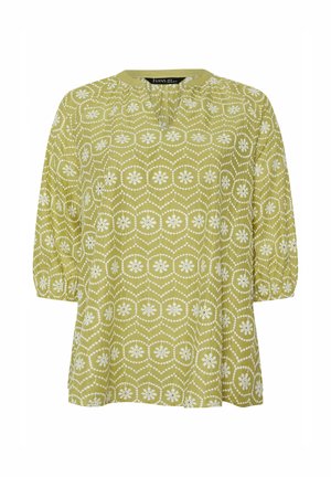 Blusa verde chiaro con ricami bianchi floreali e geometrici, maniche a tre quarti, scollo arricciato e vestibilità ampia.