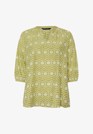 Lichtgroene blouse met witte bloemen- en geometrische borduurwerk, driekwart mouwen, geplooide halslijn en losse pasvorm.