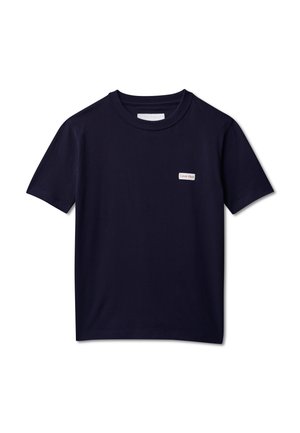 T-shirt bleu marine à manches courtes avec col rond et petit patch rectangulaire du logo Calvin Klein sur la poitrine gauche.