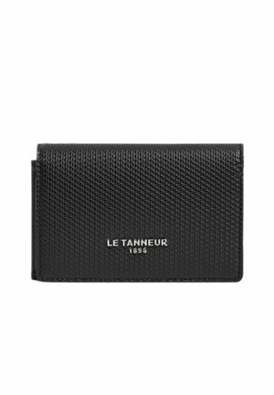 Cartera de cuero negro texturizado con el logo plateado de "LE TANNEUR 1898" centrado en la solapa frontal.