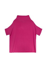 Koszulka z krótkim rękawem w kolorze magenta z kołnierzykiem typu mock, wykonana z miękkiego materiału, o luźnym kroju i czystych liniach. Bez widocznych wzorów ani elementów metalowych.