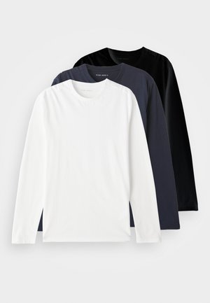 Drei langärmelige T-Shirts gestapelt: eines in Weiß, eines in Dunkelblau und eines in Schwarz. Aus glattem Baumwollstoff gefertigt, mit runden Ausschnitten und seitlichen Schlitzen.