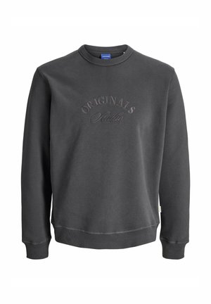 Sudadera gris oscuro con cuello redondo, puños y dobladillo acanalados, que presenta el texto en relieve "ORIGINALS Studio" en la parte frontal. Textura de tela suave.