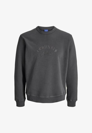 Sudadera gris oscuro con cuello redondo, puños y dobladillo acanalados, que presenta el texto en relieve "ORIGINALS Studio" en la parte frontal. Textura de tela suave.