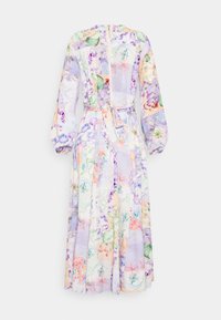 Lång blommig klänning i pastellfärger med långa puffärmar, dragkedja fram och ett tygbälte knutet i midjan.