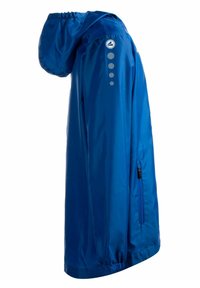 Giacca impermeabile blu con cappuccio, dotata di una tasca con zip sul lato e dettagli a pois sulla spalla. Materiale liscio e leggero.