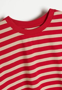 Czerwono-beżowy, w paski bawełnowy t-shirt z okrągłym dekoltem i ribbowymi detalami. Gładka struktura z naprzemiennymi szerokimi paskami.