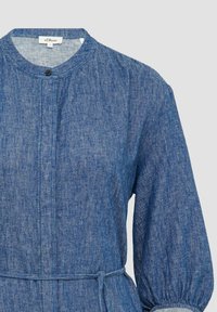 Dunkelblaues Denim-Kleid mit rundem Ausschnitt, Knopfverschluss und elastischen Puffärmel. Verfügt über eine gebundene Taille für eine taillierte Form.