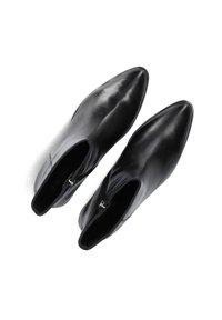 Zwarte leren enkelboots met een spitse neus en een ritssluiting aan de zijkant, met een gladde textuur en een slank design.