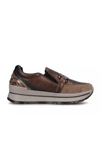 Sneaker marrone con parte superiore in pelle e suede misti, fascia laterale con fibbia, tacco testurizzato e suola in gomma grigia. Presenta una leggera elevazione.
