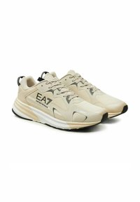 Sneakers beige EA7 Emporio Armani con tomaia in rete e pelle, design con lacci e dettagli della suola in bianco e nero, logo visibile di lato.