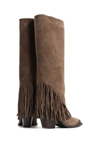 Brązowe zamszowe kozaki za kolano z lekko spiczastym noskiem, frędzlami na górze i średnim obcasem w kształcie bloku.