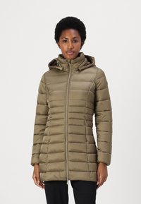 Olive rohelise värvi puffjakki vertikaalse kudumise tekstuuri, lukuga kinnituse ja reguleeritava kapuutsiga. Omab kahte küljetaskut.