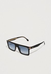 Gafas de sol rectangulares negras con lentes azules degradados, detalles dorados y sutiles acentos en rojo y blanco en las varillas, fabricadas en plástico brillante.