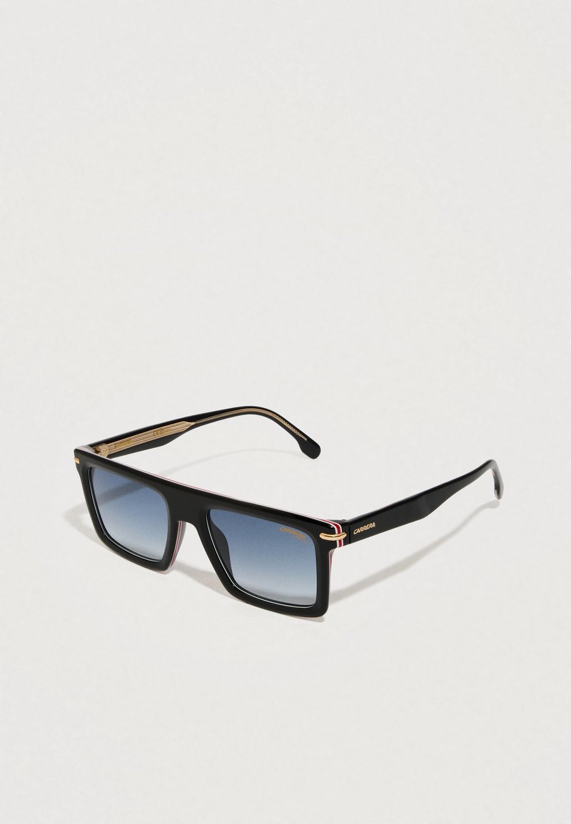 Gafas de sol rectangulares negras con lentes azules degradados, detalles dorados y sutiles acentos en rojo y blanco en las varillas, fabricadas en plástico brillante.