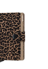 Portafoglio con stampa leopardata in tessuto scamosciato, con macchie nere su sfondo beige, dotato di chiusura a scatto e un logo in accentuazione dorata sul lato.