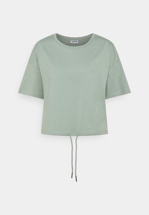 Lysegrøn kortærmet T-shirt med rund halsudskæring og snøre i kanten, vist på en ensfarvet baggrund.