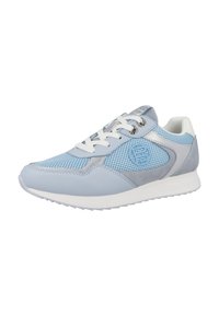 Sneakers atletici azzurro chiaro realizzati in rete e scamosciato, con lacci bianchi, un accento grigio e un logo testurizzato sul lato.