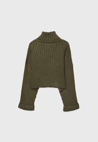 Korte geribbelde trui in olijfgroen. Heeft een hoge kraag, wijde mouwen en opgerolde manchetten met een gestructureerde afwerking.