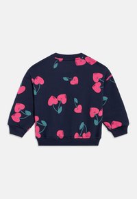 Sweatshirt azul-marinho com mangas compridas, apresentando um padrão de cerejas rosa em forma de coração com folhas verdes.