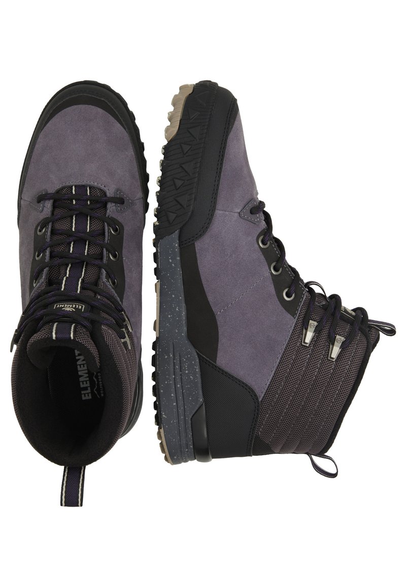 Lila Wildleder und schwarze synthetische Stiefel mit Gummisohlen, strukturierten Mustern und metallischen Hardware-Akzenten. Verfügt über ein Schnürsystem und einen Zugriemen.