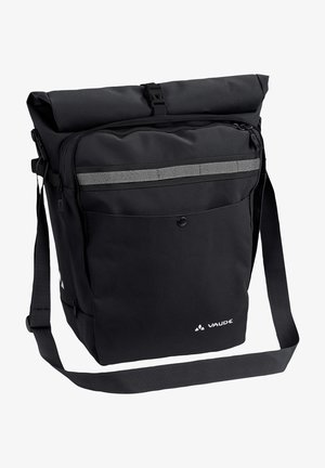 Schwarzer Rolltop-Rucksack mit frontalem Reißverschlussfach, reflektierendem Streifen, einem verstellbaren Schultergurt und Vaude-Logo in der unteren rechten Ecke.