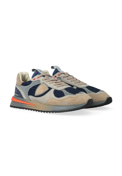 Un paio di sneakers beige, blu navy e grigie con dettagli in rete e suède, lacci beige e un accento arancione sulla suola, angolate verso destra.
