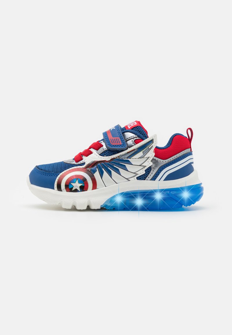 Blå mesh sneakers med røde og sølvfarvede detaljer, der har et vinge-design, en lysende sål og et rundt emblem med en stjerne. Velcro-lukning.
