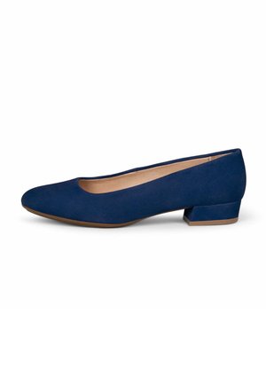 Zapato de tacón bajo para mujer, de ante azul marino, con puntera redondeada y forro interior de color beige, sobre fondo blanco.