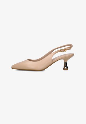 Tacchi slingback in pelle nudi con punta affusolata, design elegante e tacco accentato in metallo. Texture liscia con dettagli minimi.