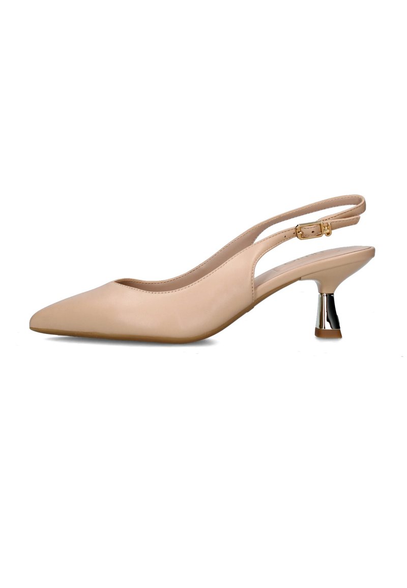 Tacones slingback de cuero nude con punta afilada, un diseño elegante y un tacón con acentos metálicos. Textura suave con detalles mínimos.