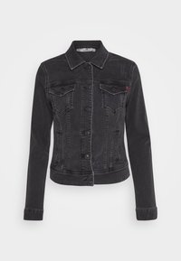 Svart denimjacka med långa ärmar, knappfront, två bröstfickor med lock och subtila slitna detaljer.