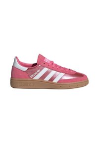 Ροζ sneaker Adidas Spezial με λευκές ρίγες, λαστιχένια σόλα και εμπορικά σήματα, εμφανίζεται από πλάγια όψη σε λευκό φόντο.