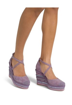 Sandali con zeppa in suede viola, con una parte frontale intrecciata, cinturini incrociati e una suola intermedia testurizzata con dettagli argentati.