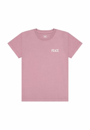 T-shirt in cotone rosa con maniche corte e colletto a girocollo. La parola "PEACE" è stampata in bianco sulla parte sinistra del petto.