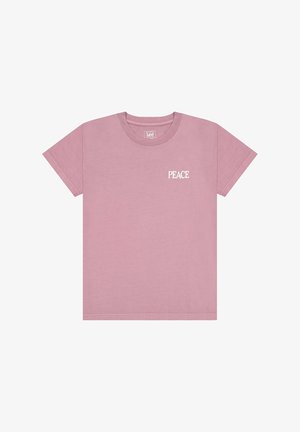 Vaaleanpunainen puuvillapaita, jossa on lyhyet hihat ja pyöreä kaula-aukko. Sana "RAUHA" on painettu valkoisena vasempaan rintamukseen.