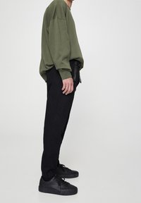PULL&BEAR Kalhoty - metallic black