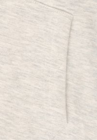 Lichtgrijze sweatshirtstof met een zachte textuur, voorzien van een voorzak en een subtiel gemêleerd patroon. Randen zijn keurig gestikt.