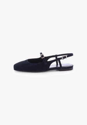 Zwarte suède slingback platte schoen met vierkante neus, dubbele gespen en lage hak voor casual dameskleding.